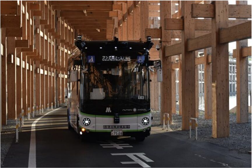 大屋根リング下を走行中の様子